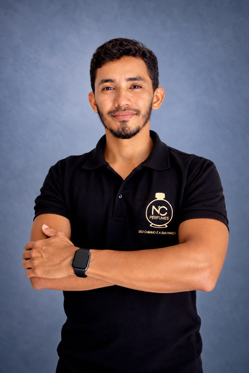 Consultor da NC Perfumes vestindo a camisa da marca